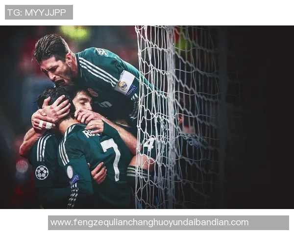 足球巨星风采尽显精彩瞬间，震撼壁纸捕捉运动激情与荣耀时刻