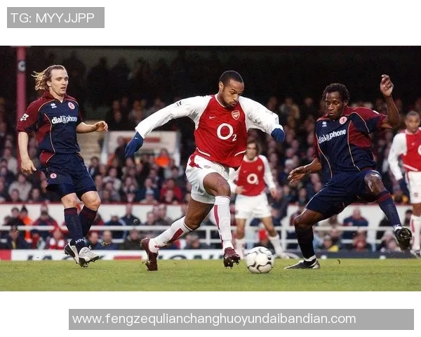 小腿肌肉发达的足球明星盘点，他们的力量与速度成就传奇球技